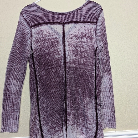 Maroon Distressed Waffle Flowy Long Sleeve V Neck Top - Picture 2 of 5